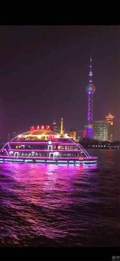 剛到上海外灘看到五糧液的廣告船